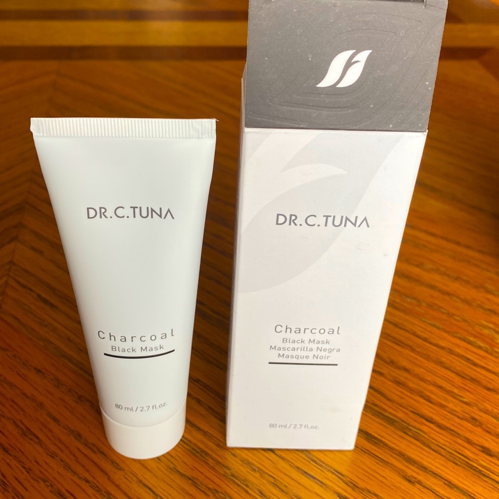 NIB. Farmasi Dr. C. Tuna Activated Charcoal Black Mask